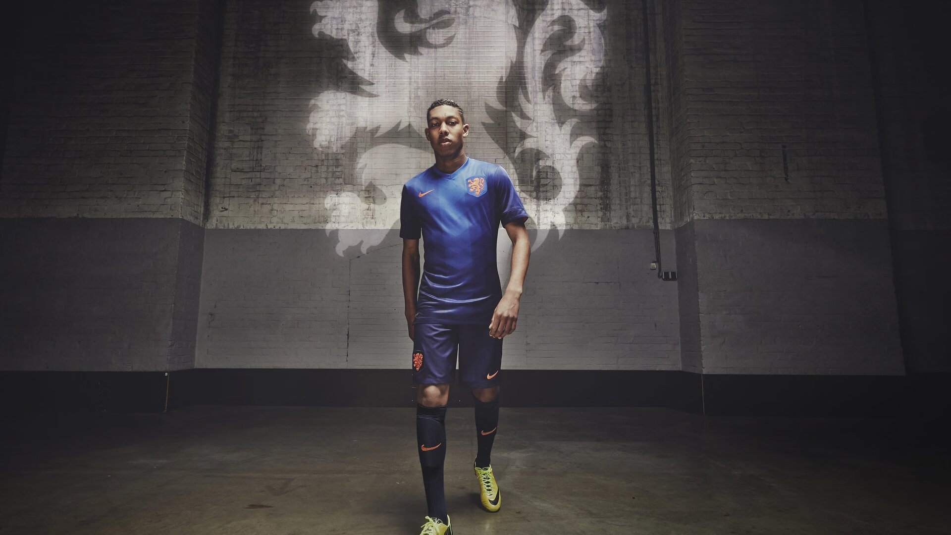 城市“夜跑节”万人参与 灯光跑道点亮河畔两岸